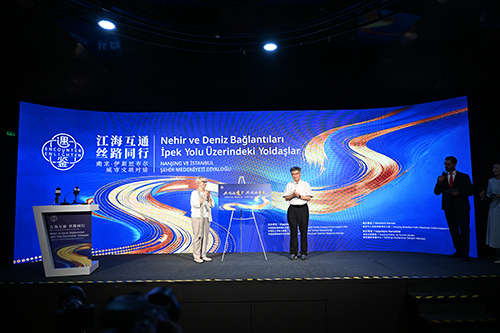 17. Neriman Şahin Güçhan ve Dong Wei öğrenci çalıştayının lansmanı sırasında.  Kaynak: Nanjing Creative Center